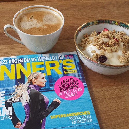 Net terug van de zwaarste training in de voorbereiding naar de #marathon ... nu even nagenieten van #koffie yoghurt met #granola en #runnersworld. #ParisMarathon #marathontraining #interval