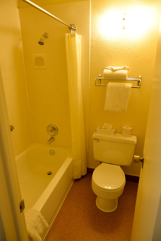 【浴廁】空間雖然狹窄，不過在風景區有這樣的環境，這樣的價格，已經很不錯了