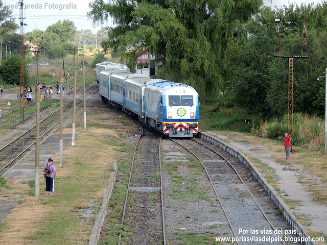 Tren de pasajeros ingresando a Rufino.