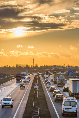 sunset car zonsondergang highway traffic motorway trucks autos snelweg vrachtwagens a15