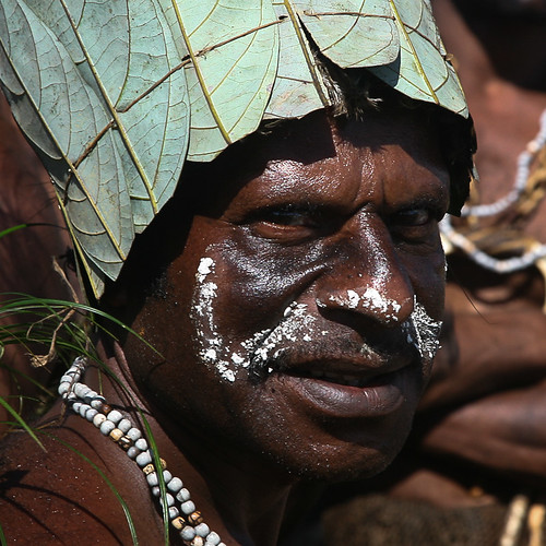 man papuanewguinea peaceonearthorg westernhighlandsprovince