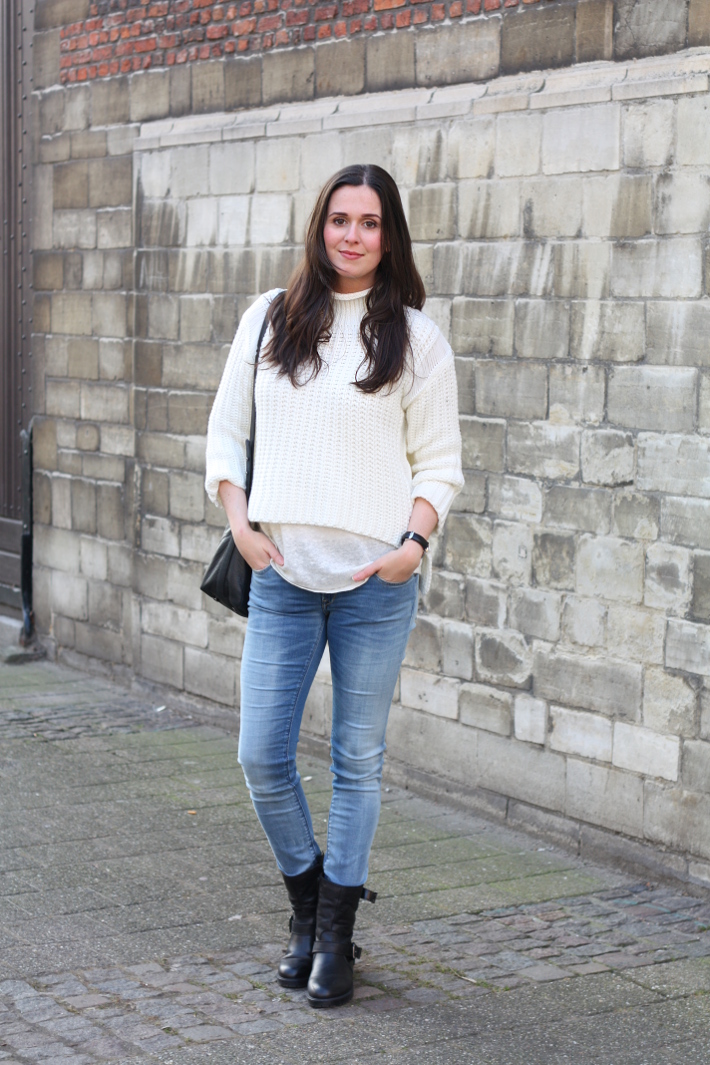 casual outfit: biker boots and replay luz hyperflex skinnies