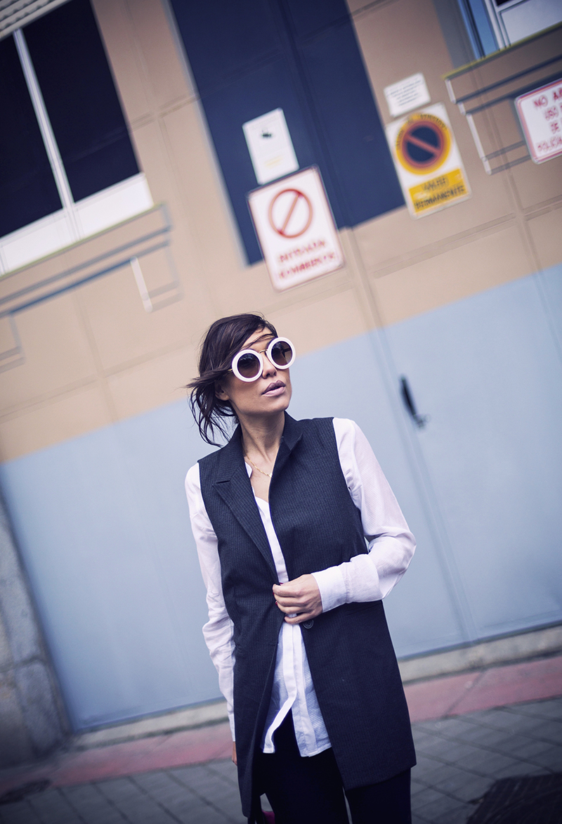 street style barbara crespo hake vest black gema cameo bag fashion blogger outfit blog de moda