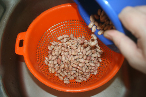 18 - Eingeweichte Bohnen abgießen / Drain soaked beans