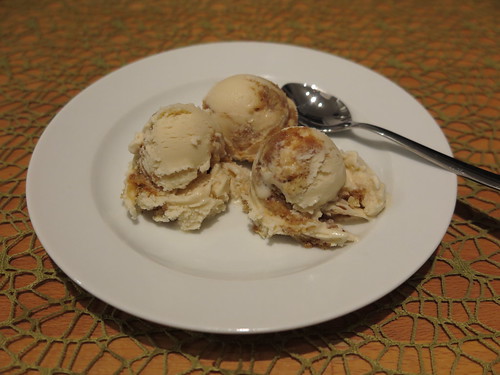 Butter-Eiscreme mit in Honig-Butterscotch-Sauce getränkten Kuchenstücken