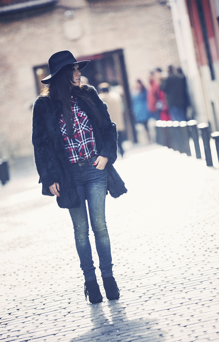street style barbara crespo black hake coat chanel bag pepe jeans hat fashion blogger outfitt blog de moda