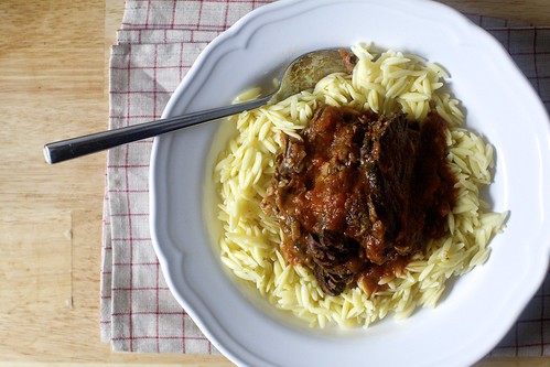 oven-braised beef with tomato and garlic