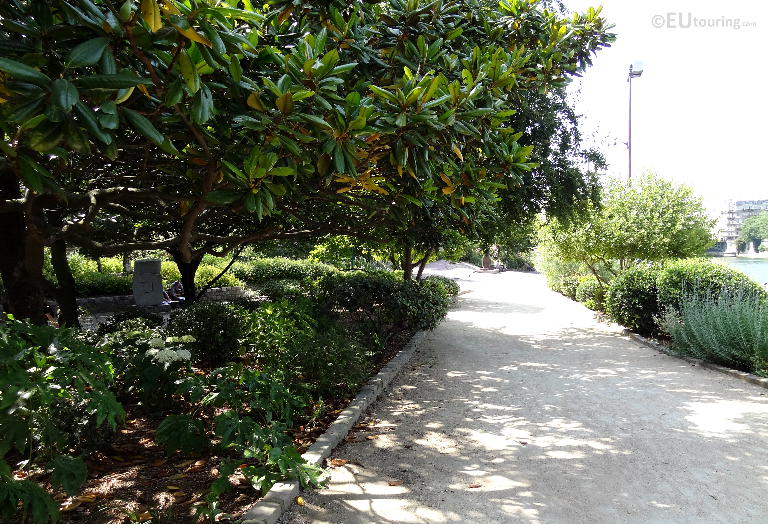 Paths through Jardin Tino Rossi
