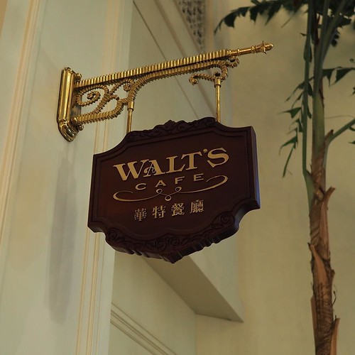 ウォルトの名をつけたカフェへ。