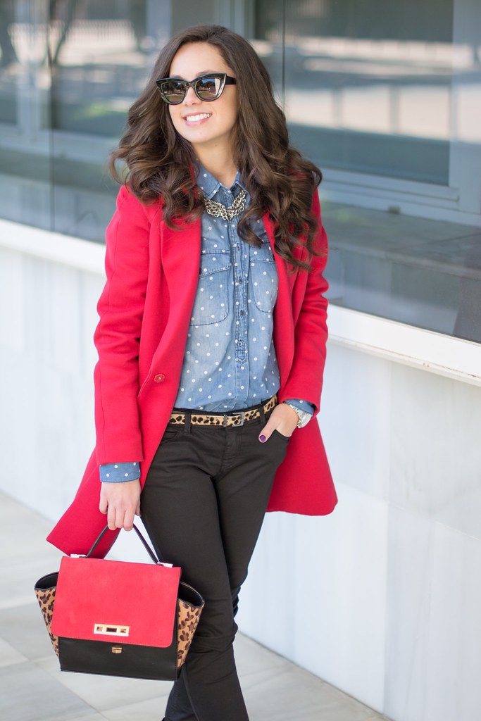Cómo combinar un abrigo rojo y conseguir un look de 10