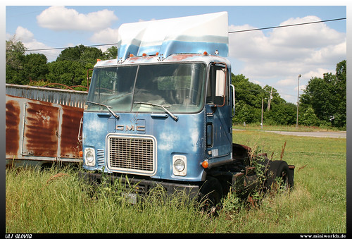 gmc astro junk yard scrap schrott abgestellt alt old rosedale 47 truck lkw lastwagen lastkraftwagen lorry camion usa tractor zugmaschine