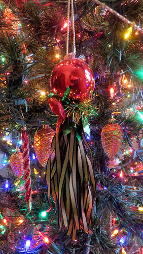 christmas tree ornament vo
