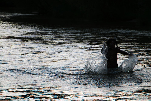 52x verano contraluz río agua salpicar jugar