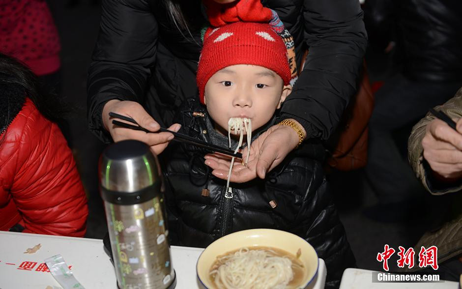 2014年12月26日，数万民众来到湖南韶山同吃福寿面,以此纪念毛泽东诞辰121周年。根据传统,当地每年都会自费准备大锅面,免费派发给全国各地前来纪念毛泽东的人士。