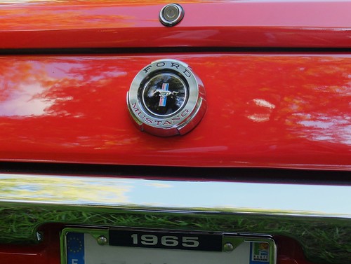 forgesleseaux seinemaritime normandie normandy france rassemblement voitures anciennes 2016 classic cars meeting automobile raduno autos american car ford mustang 289 fastback coupé rouge red 1965 detail part view rear badge marque name logo