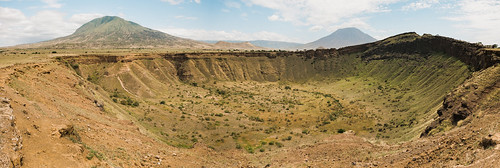 wiese vulkan arusha baum wolkenhimmel lakenatron engaresero krater panorama tansania nachmittag stein tza