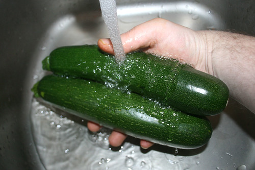 18 - Zucchini waschen / Wash zucchini