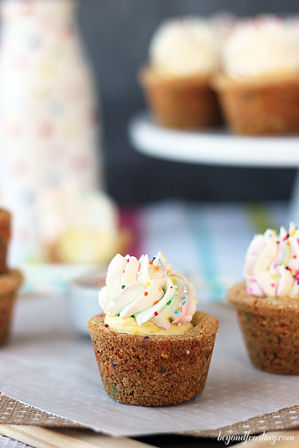 Funfetti Cream Pie Cookie Cups have a Golden Oreo crust and a funfetti cook cups, filled with a dreamy vanilla mousse and topped with cake batter whipped cream. 