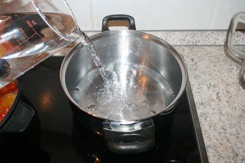 36 - Wasser für Reis aufsetzen / Bring water for rice to boil