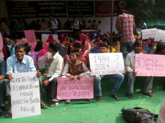 1984 Union Carbide disaster in Bhopal today began an indefinite fast at Jantar Mantar
