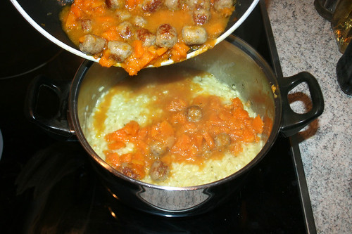 32 - Bratwurst-Kürbis-Masse zum Risotto-Reis geben / Add pumpking & fried sausage to rice