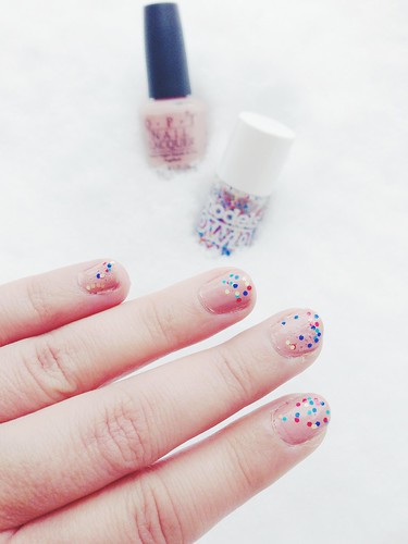 micro dots manicure