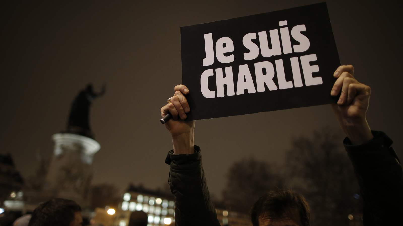 1月8日，一位民眾在巴黎的共和廣場手舉「我是查理」（Je Suis Charlie）標語。（影像來源：Kenan Šabanović）