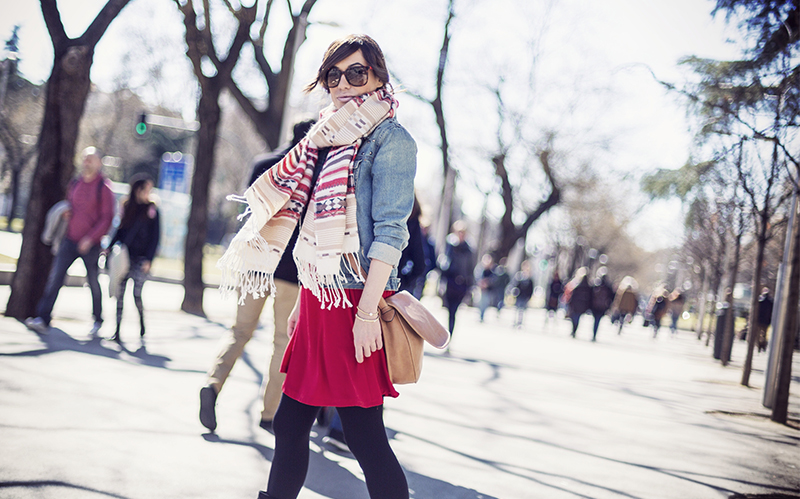 street style barbara crespo ethnic scarf red dress paseo recoletos fashion blogger outfit blog de moda loewe howsty