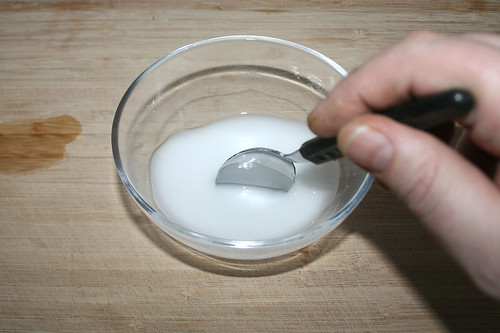 41 - Kartoffelmehl in warmen Wasser anrühren / Dissolve potato flour in warm water