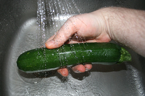 19 - Zucchini waschen / Wash zucchini