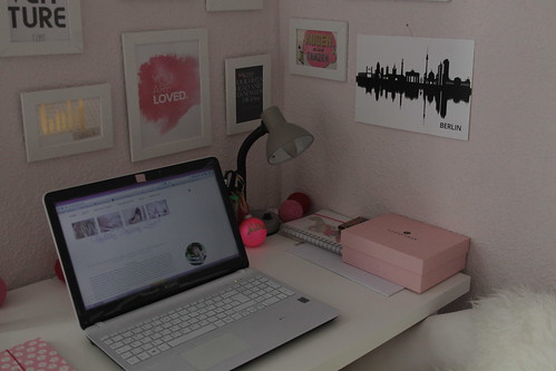 home-deko-office-arbeitsplatz-inspiration-weiss-rosa-fashionblog-blog