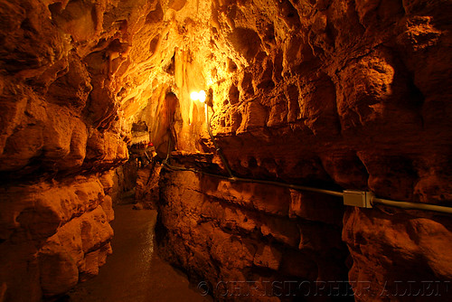 underground iowa tourist cave roadside dubuque crystallakecave