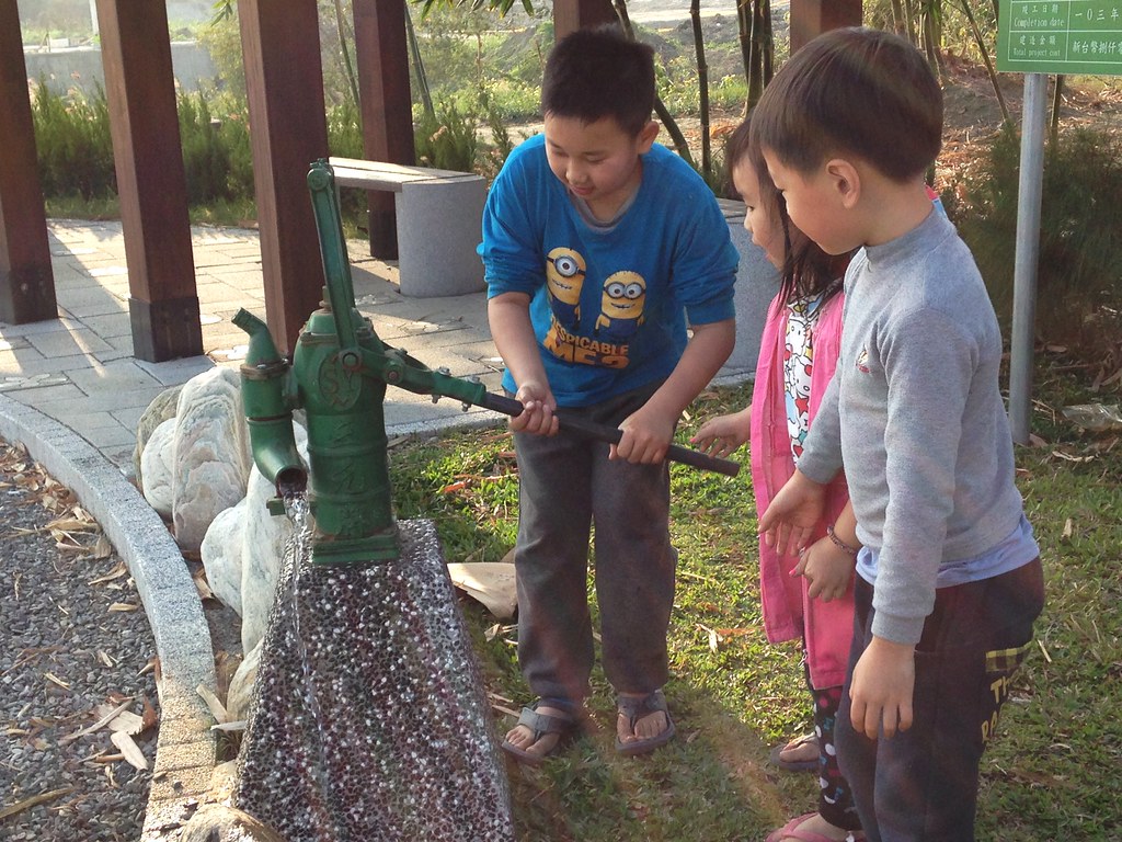 伏流水解說公園假日吸引社區小朋友來玩水。