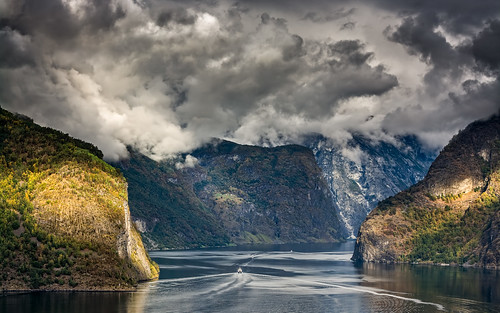 blue light sky panorama white mountains color reflection green nature water weather norway clouds landscape nikon outdoor hiking unesco fjord lordoftherings nikkor hdr tolkien worldheritage rivendell 70200mmf4 naeroyfjord sognogfjordane aurlandsfjord d7100 bruchtal