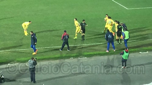 I rossazzurri, oggi in tenuta gialla, esultano dopo il gol allo Stadio 