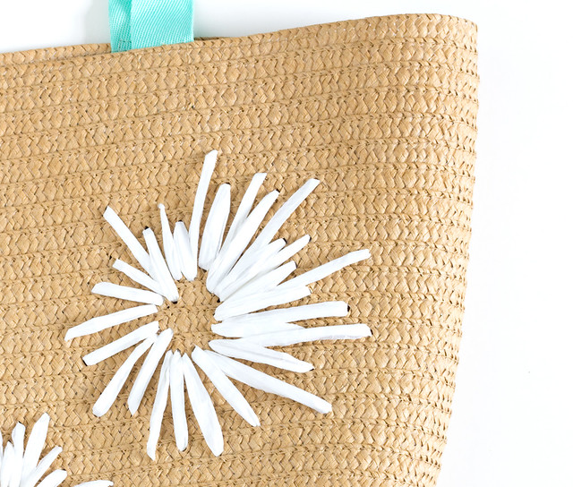 DIY Raffia Embroidered Tote | click through for the full tutorial!