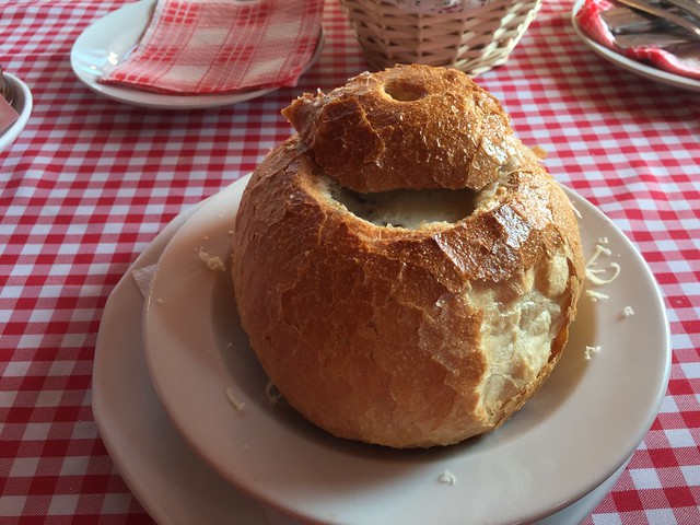 S__5021708匈牙利傳統菜，有麵包洋蔥湯、豬肉麵疙瘩、希臘沙