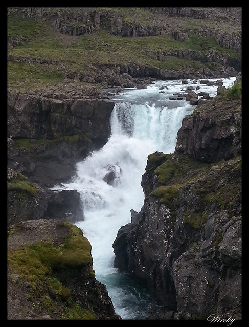 Bella cascada sobre el valle del río Fossa
