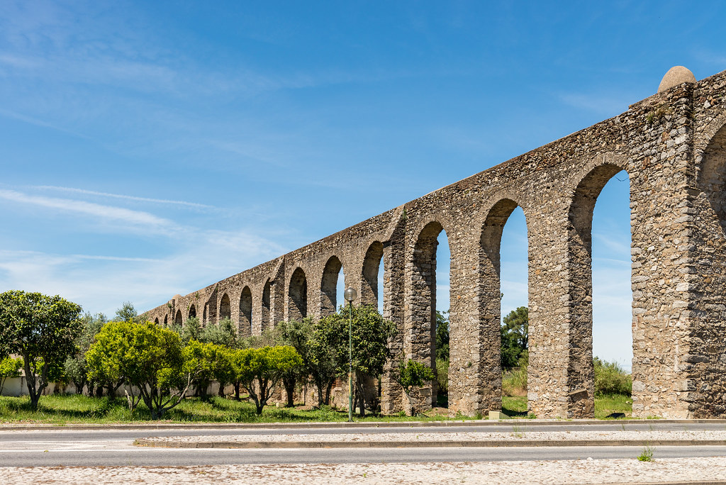 Ancien aqueduc romain à Evora