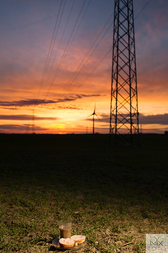 skåne sverige stockphoto fika östraingelstad solnedgång åker vindkraftverk kraftledning projectfika