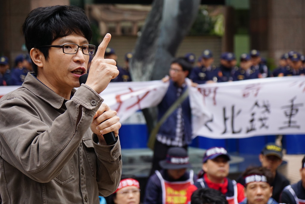 台灣高等教育產業工會秘書長陳政亮表示，勞動部應負起責任把何壽川「押出來與勞工協商」。（攝影：王顥中）