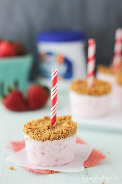 These Easy Strawberry Marshmallow Pies are just a few simple ingredients: cream cheese, JET-PUFFED Marshmallow Creme, Strawberries and milk. It is such a fun and easy popsicle to make with your kids. 