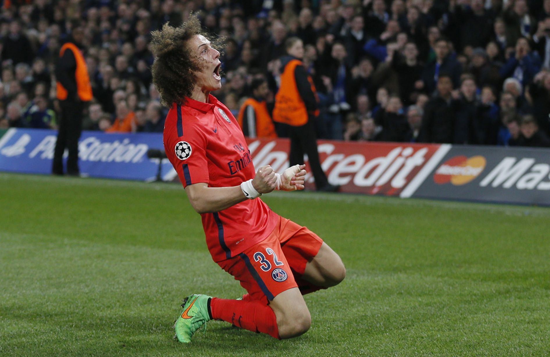 150311_ENG_Chelsea_v_PSG_2_2_BRA_David_Luiz_celebrates