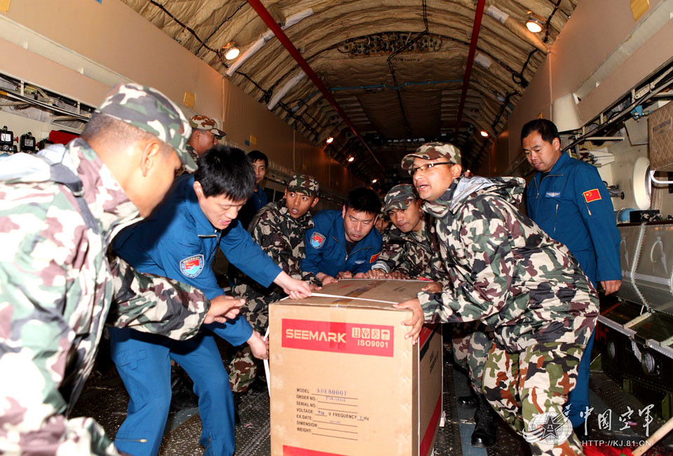 截止2015年4月29日晚18時，廣空航空兵某師5個任務機組空運34架次飛越喜馬拉雅、飛行89小時38分，運送救援人員173名，物資166噸，有力支援了尼泊爾抗震救災。