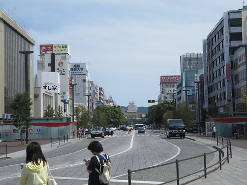 姫路駅前から姫路城を望む