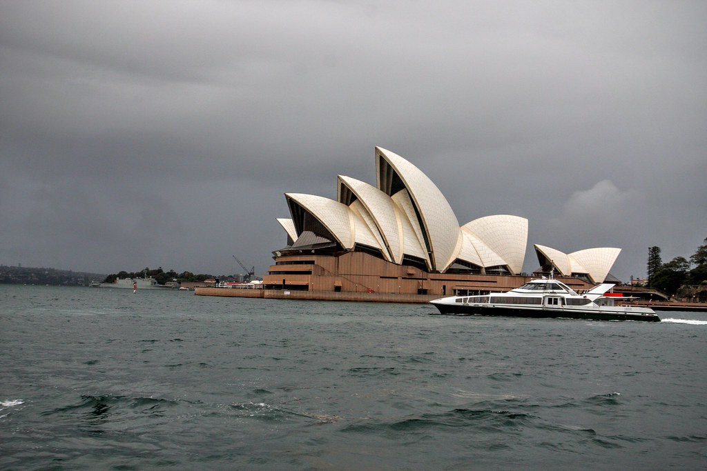 澳洲雪梨歌劇院，本來想拍正面大景照，但第一天下雨，相機根本沒辦法拿出來長時間拍照，所以用第二天搭船從外海拍的雪梨歌劇院充數囉!