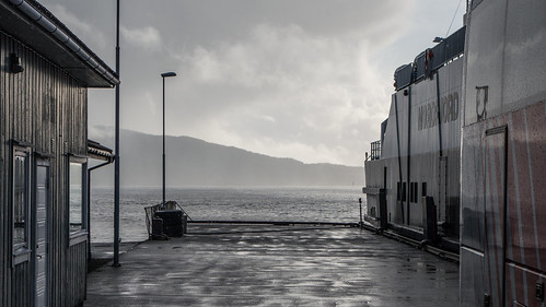 reflection bus wet sunshine rain norway ferry coast pier norge kai fjord regn afterrain ferje buss kyst noreg nordfjord solskin sunnfjord gjenskinn vått ferjekai rysjedalsvika etterregnet «nordfjord»