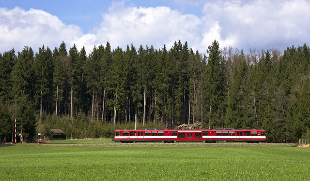 Lokalbahnwagen 50 nähert sich auf der Fahrt nach Ostermiehting dem Bedarfshaltepunkt Eching