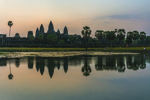 morning sky lake reflection tree sunshine stone architecture forest sunrise temple mirror cambodia mood pattern god sony travellers reflect frame angkor wat craving 雕刻 宗教 柬埔寨 佛教 暹粒 印度教 a6000 吳哥古蹟 吳哥遺跡