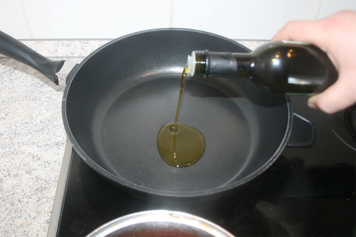67 - Olivenöl in Pfanne erhitzen / Heat up olive oil in pan